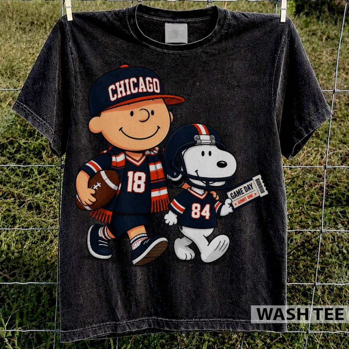 Chicago Bears Snoopy Charlie Brown Vintage Football Graphic T-Shirt