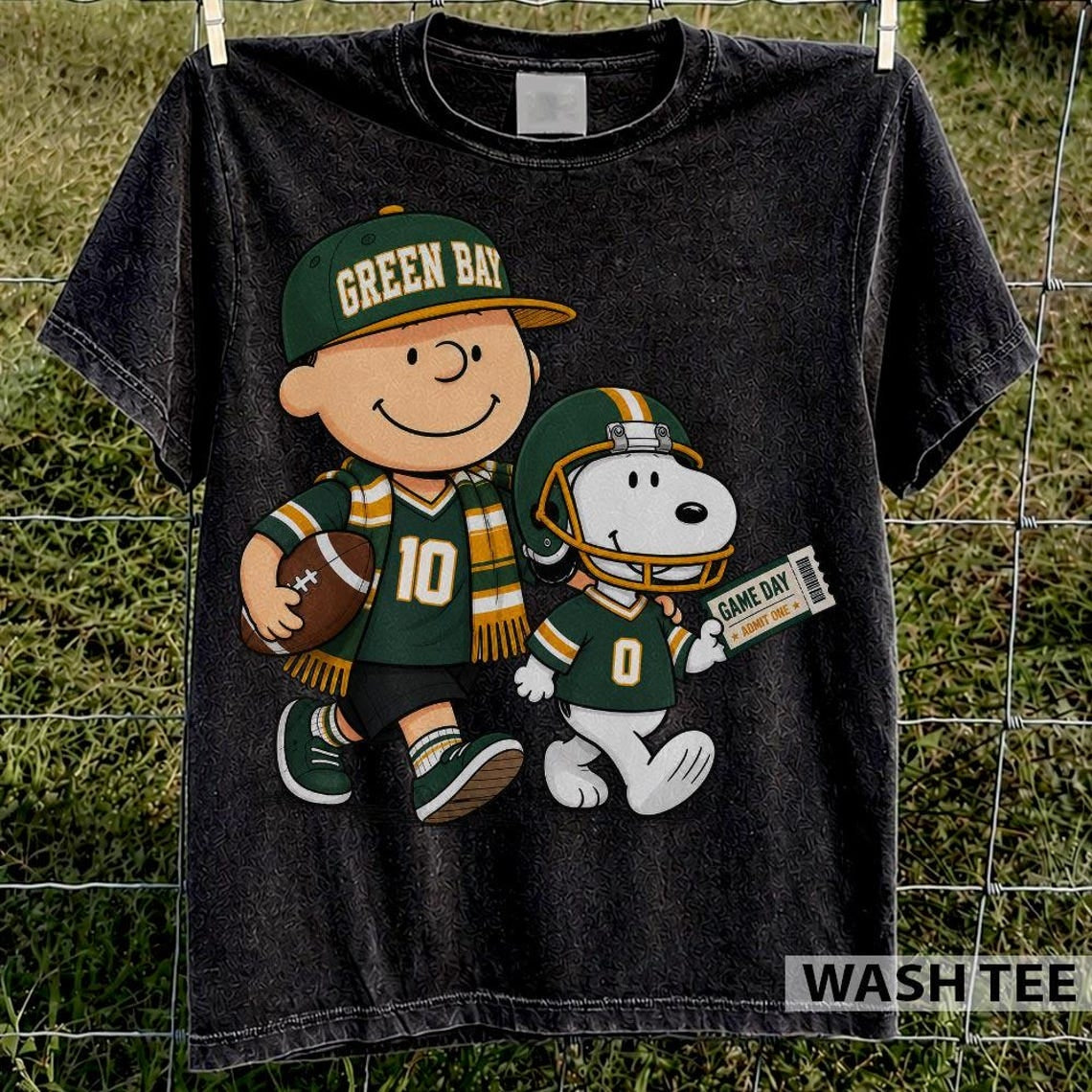 Green Bay Packers Snoopy Charlie Brown Vintage Football Graphic T-Shirt