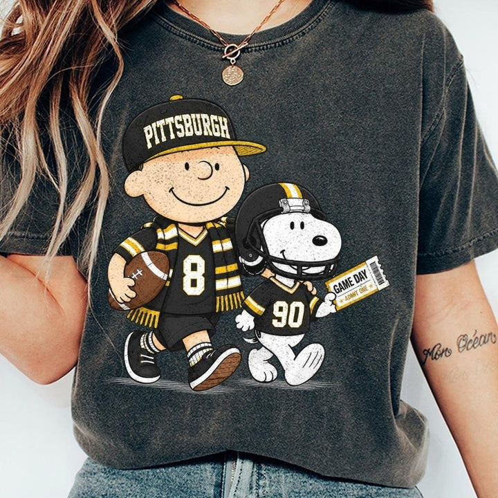 Pittsburgh Steelers Snoopy Charlie Brown Vintage Football Graphic T-Shirt