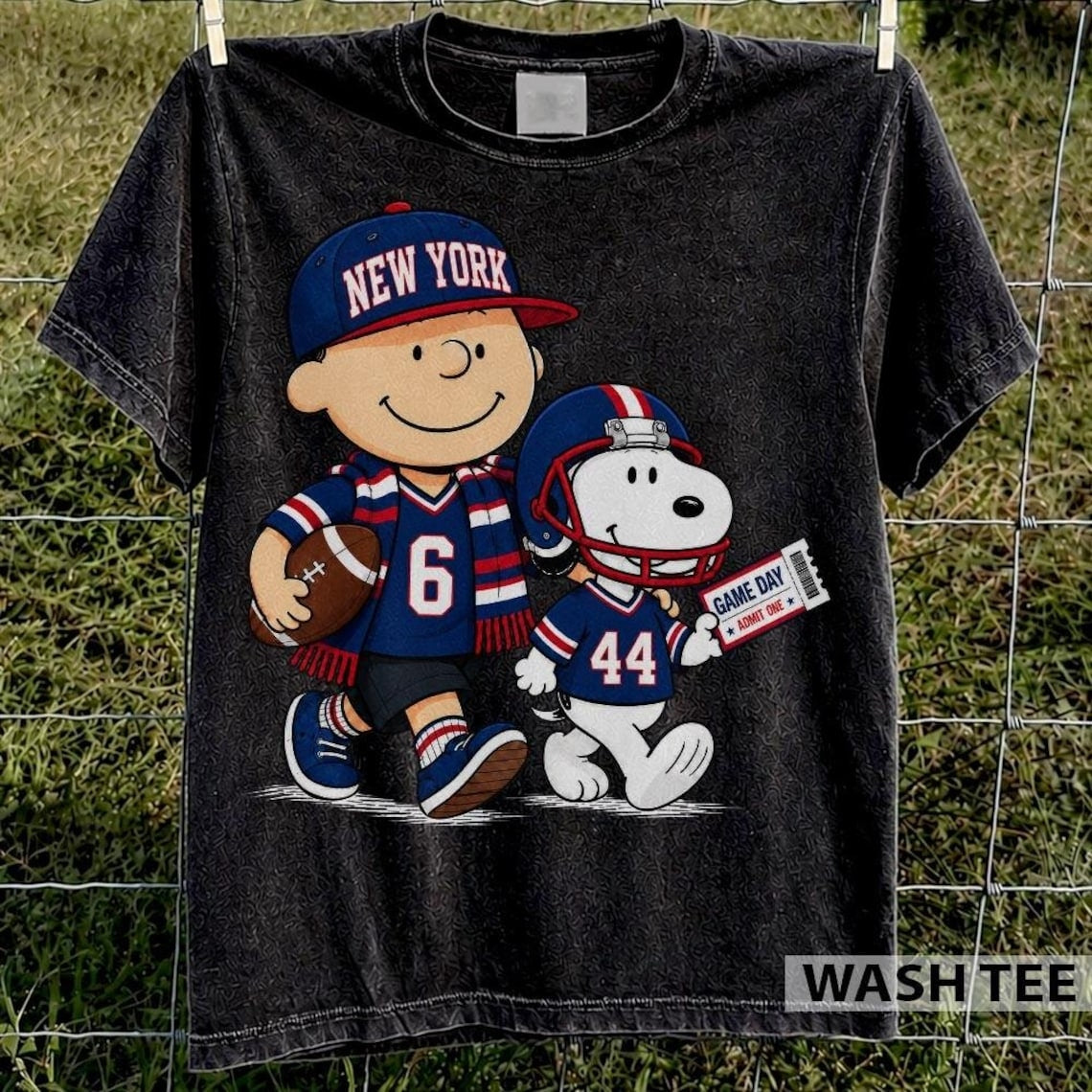 New York Giants Snoopy Charlie Brown Vintage Football Graphic T-Shirt