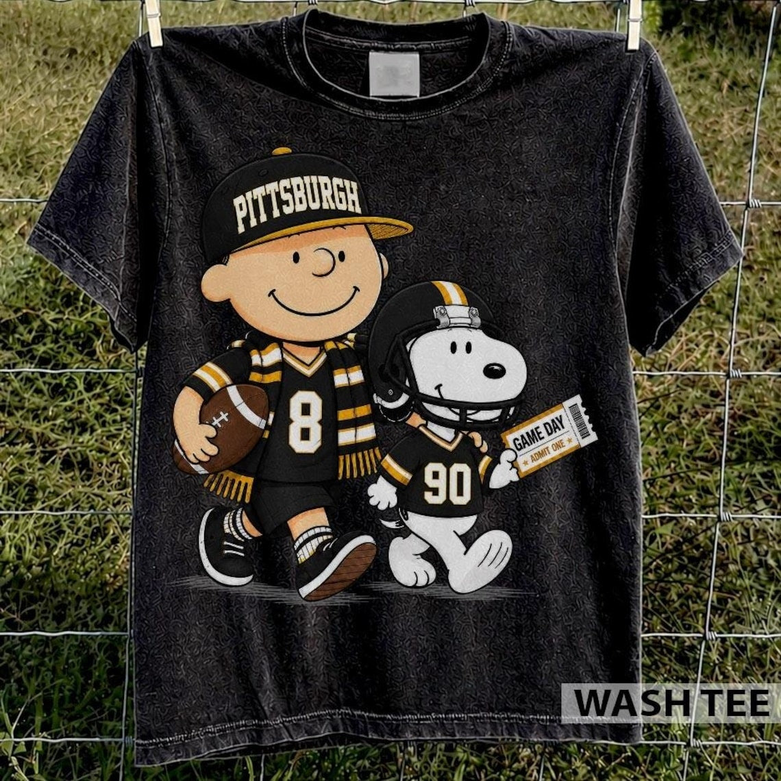 Pittsburgh Steelers Snoopy Charlie Brown Vintage Football Graphic T-Shirt