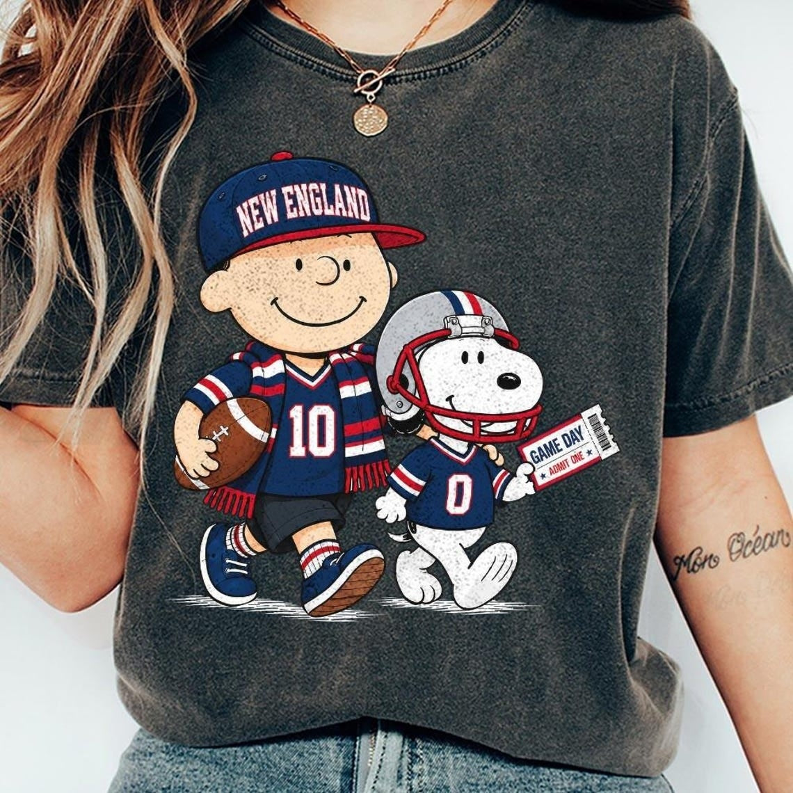 New England Patriots Snoopy Charlie Brown Vintage Football Graphic T-Shirt