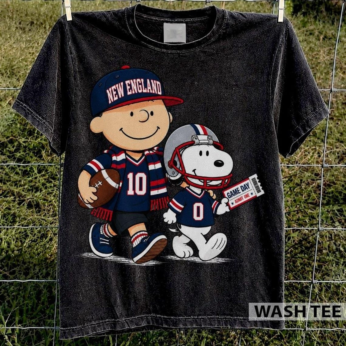 New England Patriots Snoopy Charlie Brown Vintage Football Graphic T-Shirt