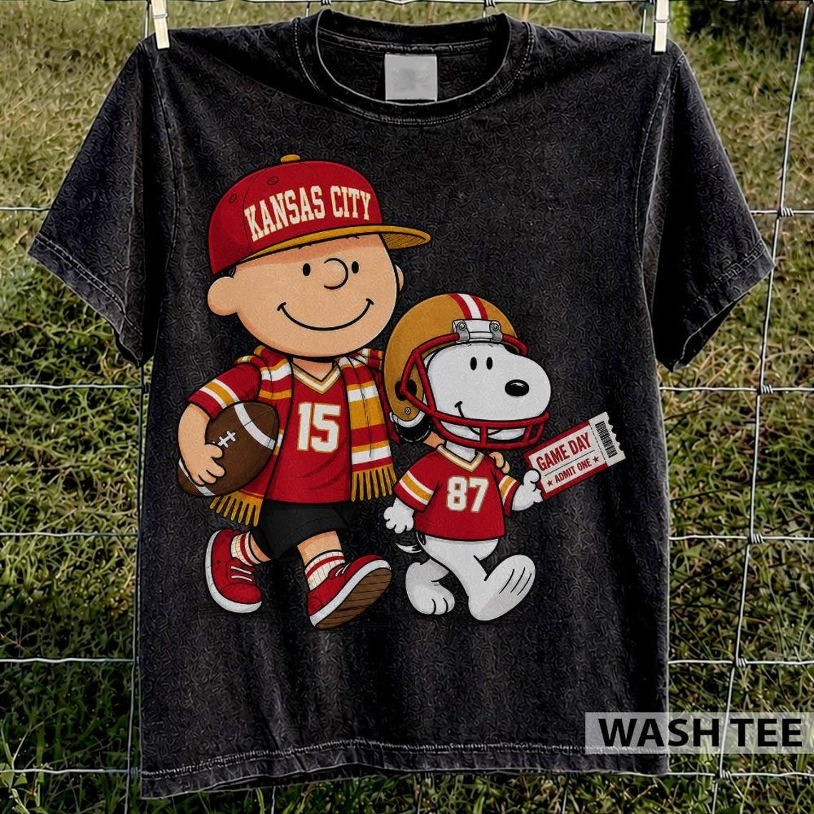 Kansas City Chiefs Snoopy Charlie Brown Vintage Football Graphic T-Shirt