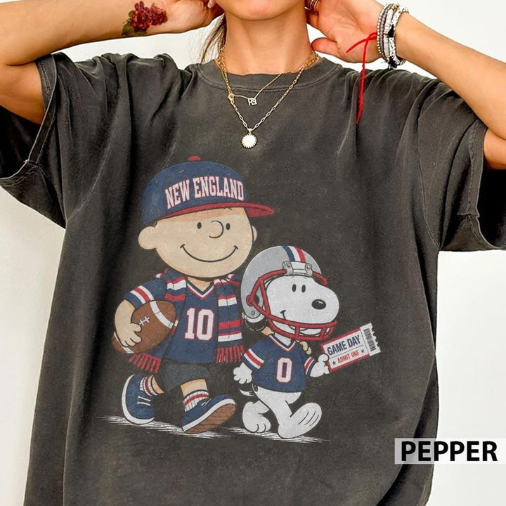 New England Patriots Snoopy Charlie Brown Vintage Football Graphic T-Shirt