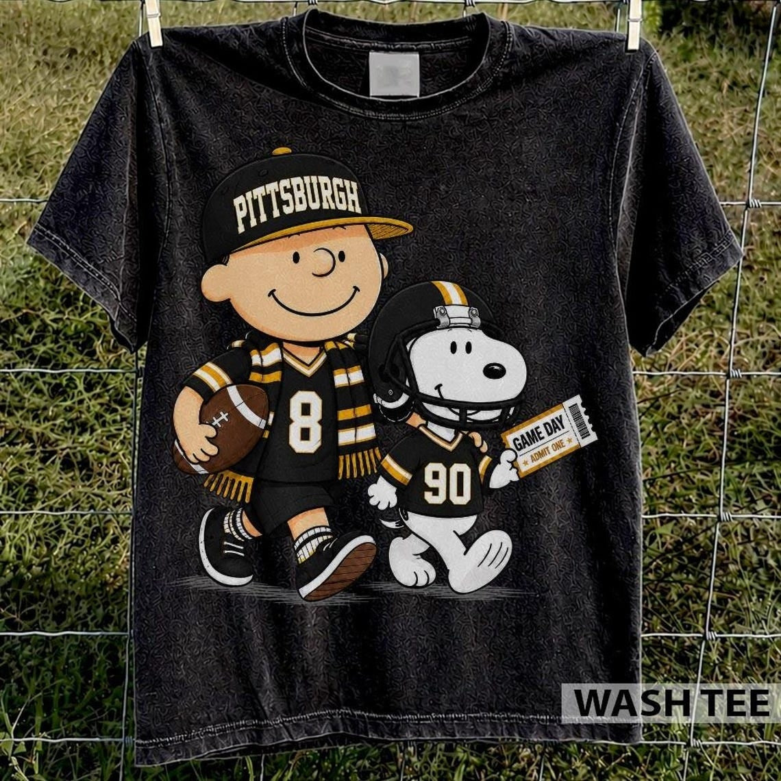 Pittsburgh Steelers Snoopy Charlie Brown Vintage Football Graphic T-Shirt