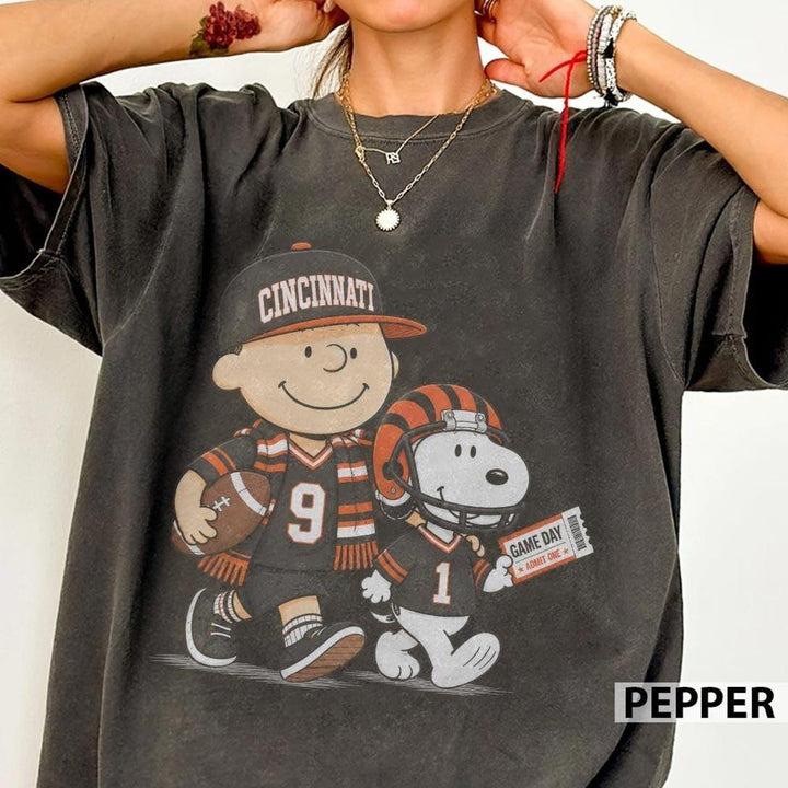 Las Vegas Raiders Snoopy Charlie Brown Vintage Football Graphic T-Shirt