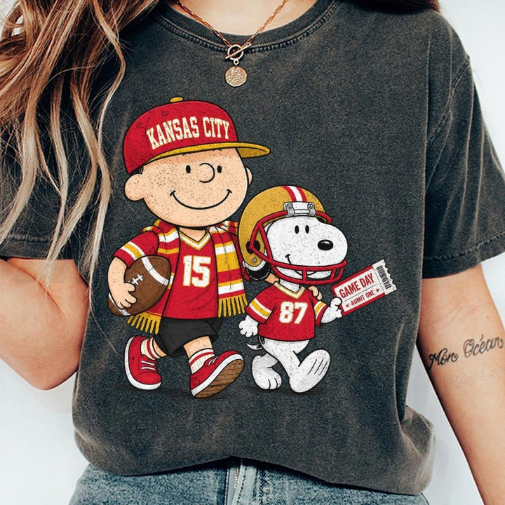 Kansas City Chiefs Snoopy Charlie Brown Vintage Football Graphic T-Shirt