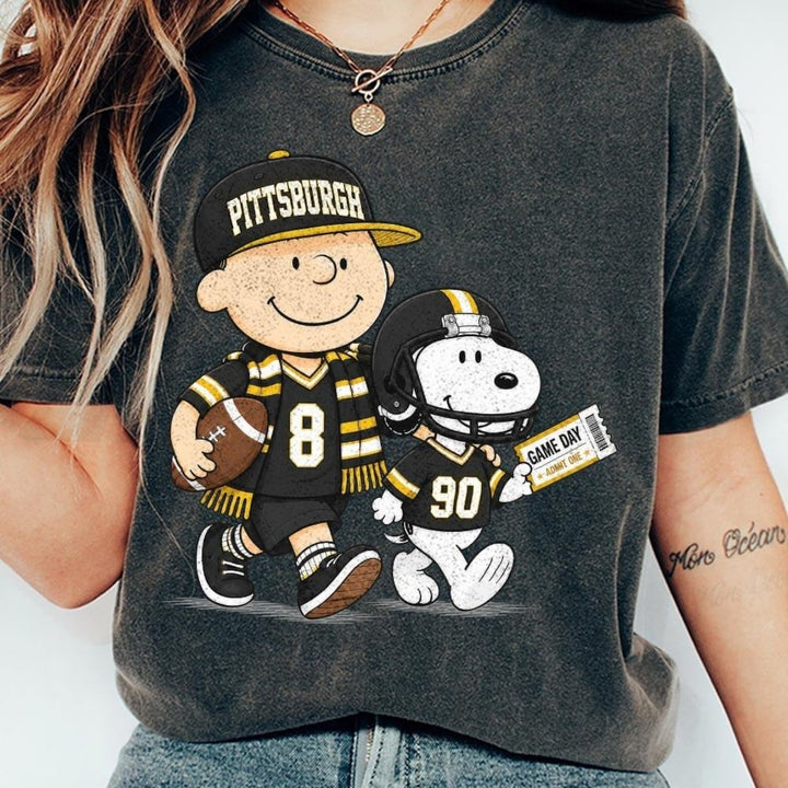Pittsburgh Steelers Snoopy Charlie Brown Vintage Football Graphic T-Shirt